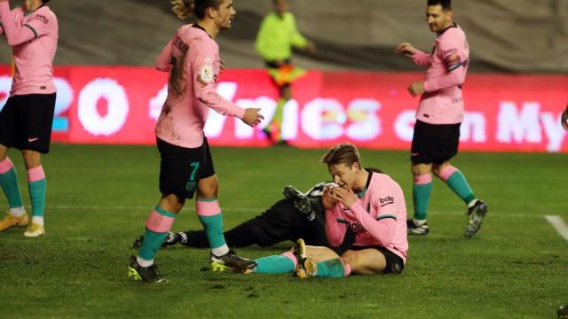 De Jong envía un remate al palo en el partido de Copa del Rey contra el Rayo Vallecano / FC BARCELONA
