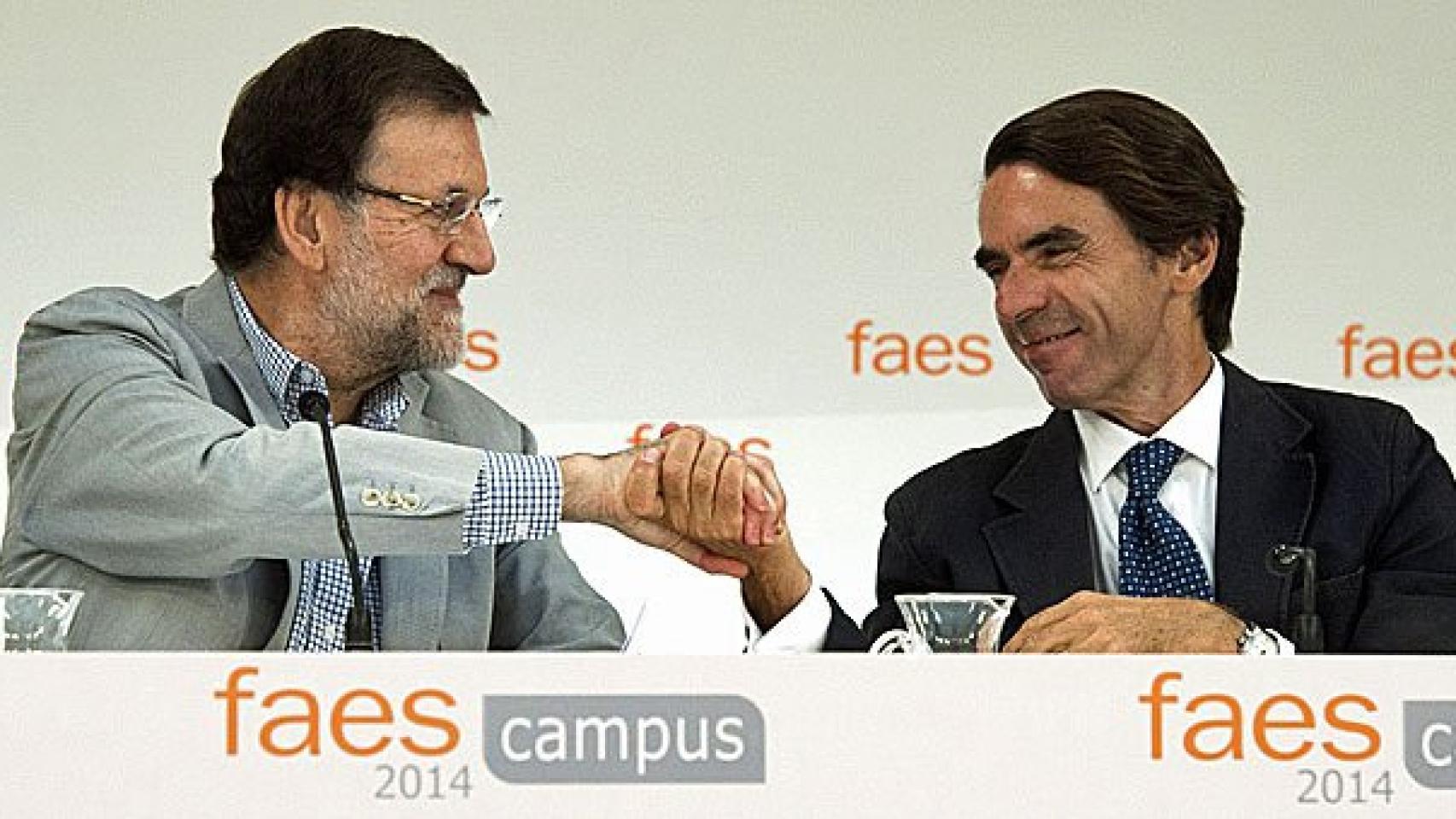El presidente del Gobierno, Mariano Rajoy, y el ex presidente José María Aznar, durante el Campus FAES 2014