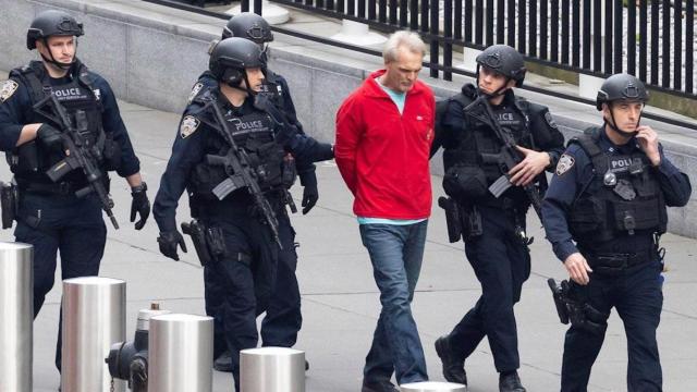 La Policía de Nueva York con el hombre detenido por sacar una arma ante la sede de la ONU / JUSTIN LANE - EPA - EFE