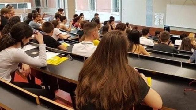 Varios jóvenes haciendo una prueba de aptitudes en Cataluña / EUROPA PRESS