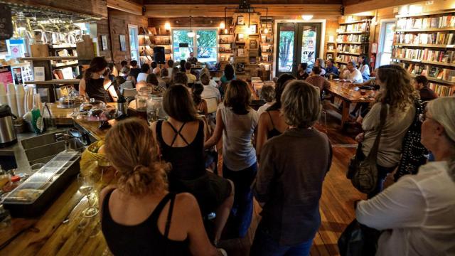 Una presentación en la librería-bar The Wild Detectives / SCOTT MCDANIEL