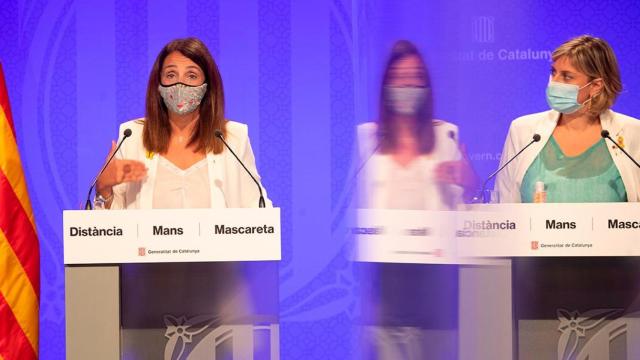 La consejera de la Presidencia del Govern, Meritxell Budó (i), junto a la consejera de Salud, Alba Vergés (d) / EFE