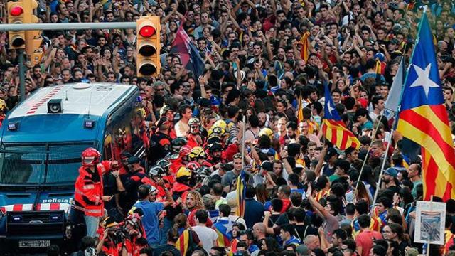 Miles de jóvenes protestan en frente de la Jefatura Superior de la Policía en Barcelona el martes / EFE