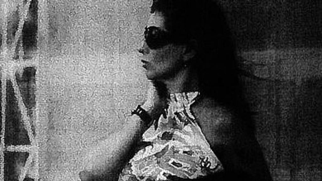 Victoria Álvarez Martín, saliendo de La Camarga, tras reunirse con Sánchez-Camacho, en 2010