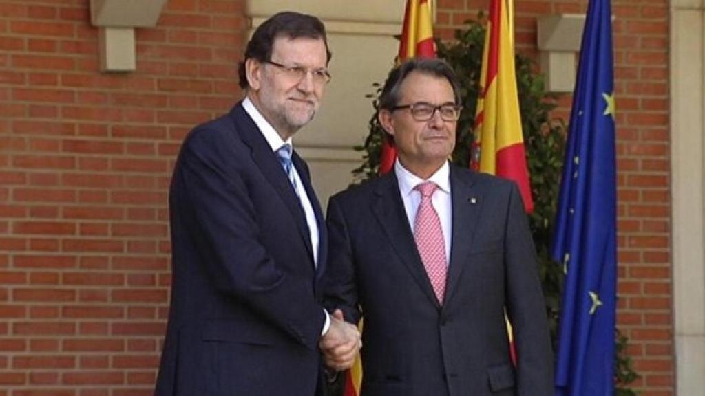 Los presidentes del Gobierno, Mariano Rajoy, y de la Generalidad, Artur Mas, a la puerta de La Moncloa