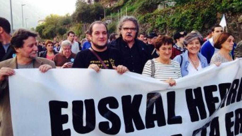 El diputado de ERC Joan Tardà y el diputado autonómico de la CUP David Fernández, en la marcha por la libertad del exportavoz de Batasuna Arnaldo Otegi.