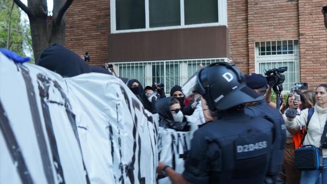Carga de Mossos de Esquadra en los aledaños de Plaza de la Bonanova / GALA ESPÍN
