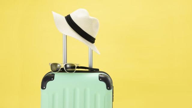 Maleta, gafas de sol y sombrero