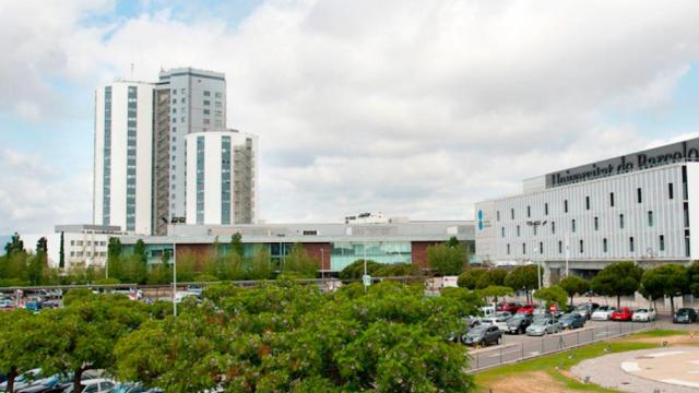 Imagen del Hospital de Bellvitge y la facultad de Medicina de la UB (derecha)