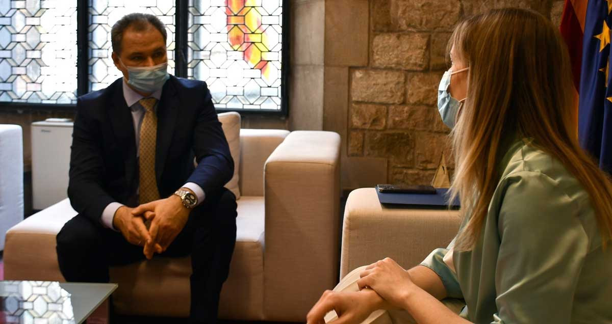 La consellera de Acción Exterior y Gobierno Abierto en la Generalitat Victòria Alsina durante la reunión con el cónsul general de Ucrania en Barcelona, Vorobyov Artem / EUROPA PRESS