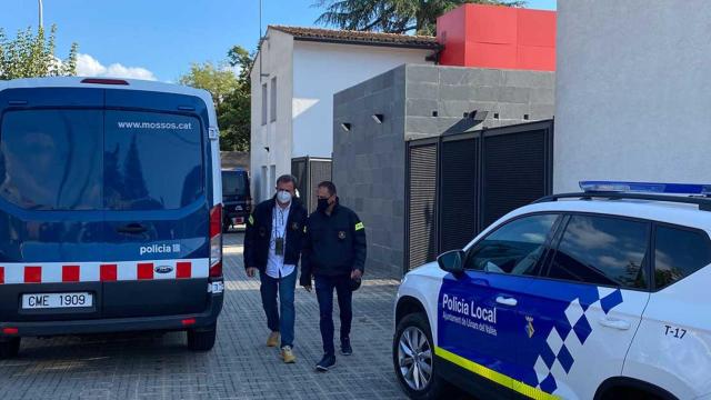 Los Mossos d'Esquadra salen de la comisaría de la Policía Local del Llinars del Vallès / CRÓNICA GLOBAL