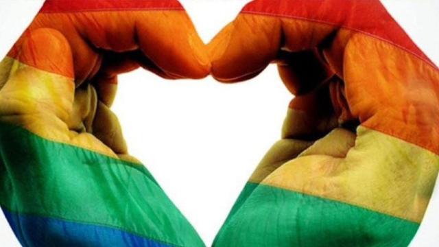 Dos manos unidas forman un corazón contra LGTBIfóbia / OCH