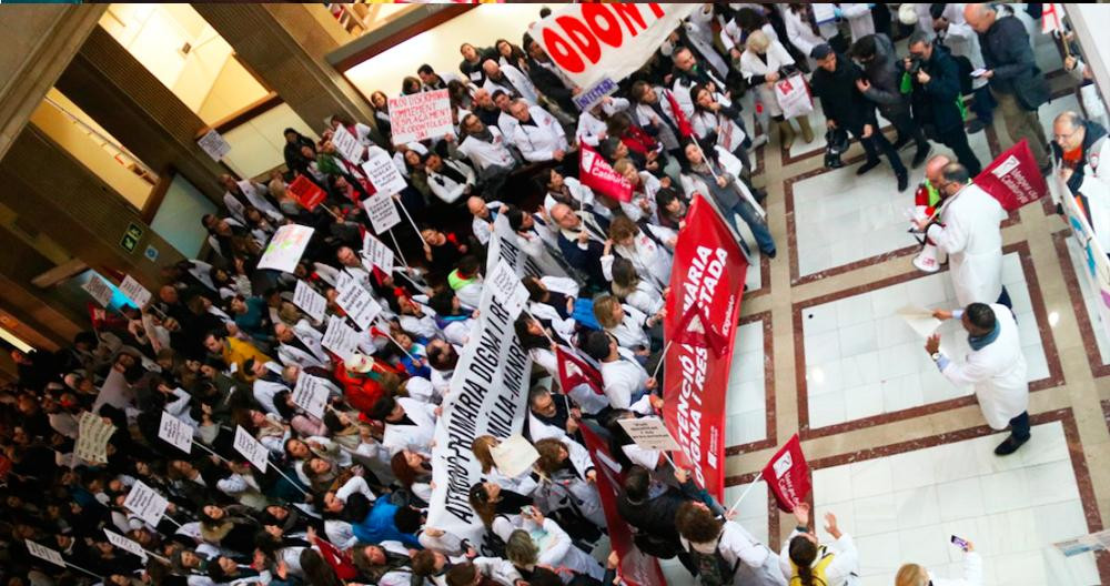 Médicos protestando en la sede corporativa del ICS en Barcelona durante la última huelga de atención primaria / CG