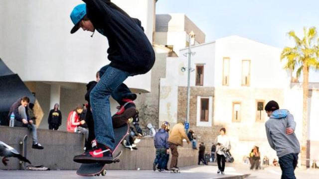 Patinadores con 'skateboard' ante la plaza dels Àngels de Barcelona, ante el Macba de Barcelona / CG