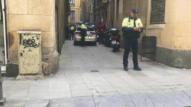 La Guardia Urbana en un operativo contra los narcopisos en Ciutat Vella, en una imagen de archivo / EFE