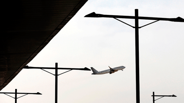 Un avión de Vueling despega del aeropuerto de Barcelona durante la huelga / EFE