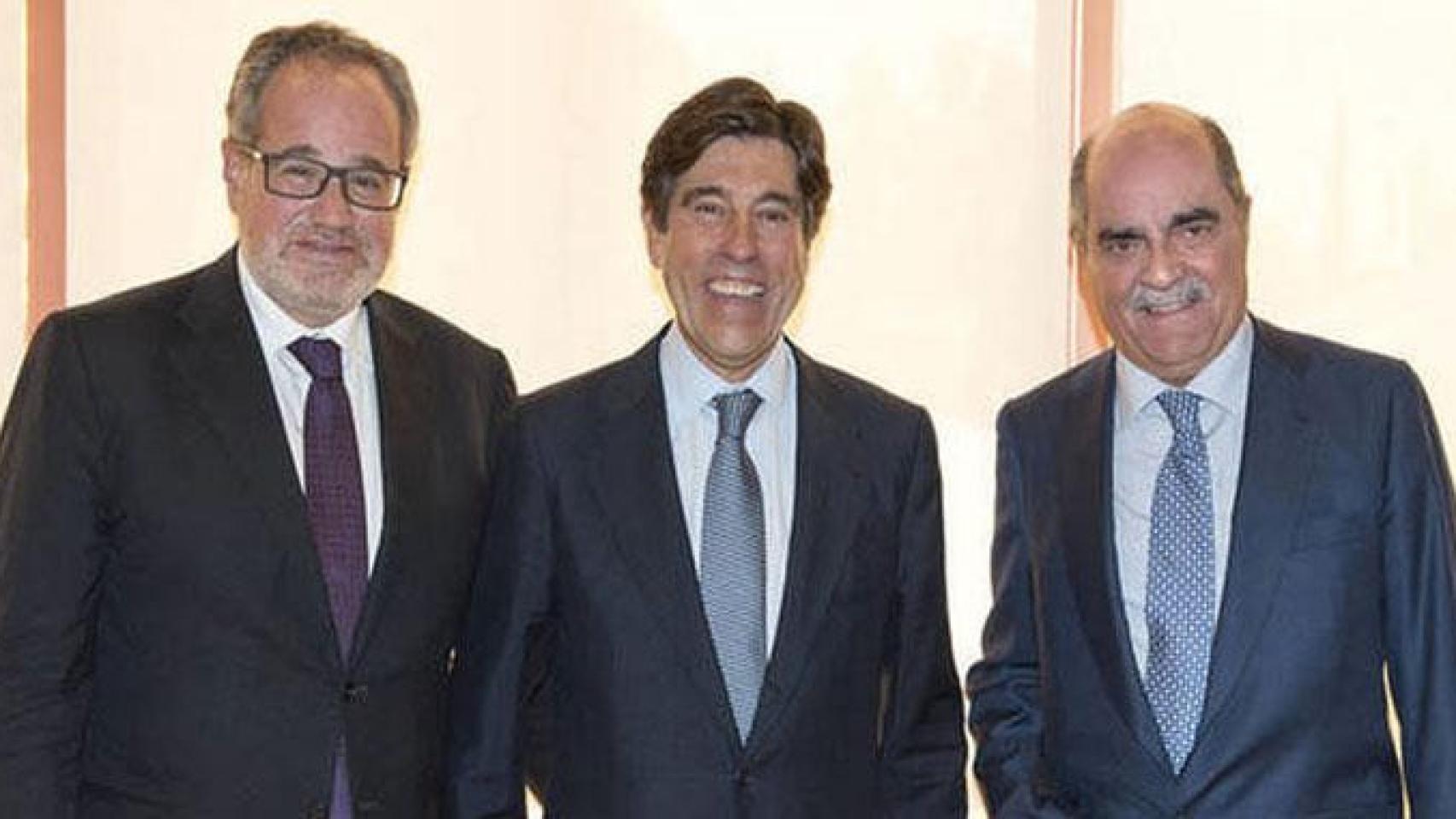 Manuel Manrique (c), presidente de Sacyr, junto con José Moreno Carretero (d) y Demetrio Carceller (i) / EE