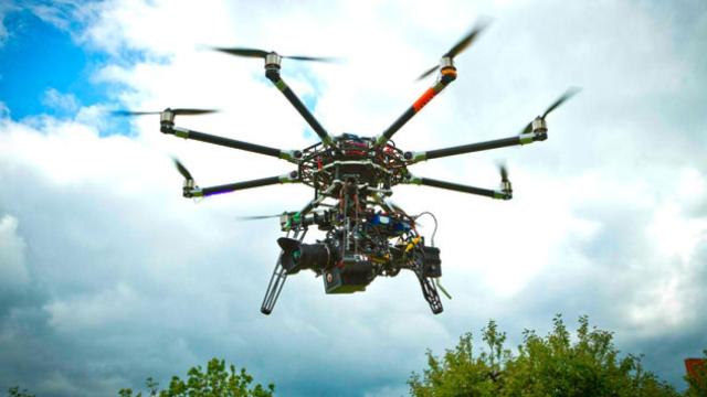 Dron sobrevolando un bosque / CG