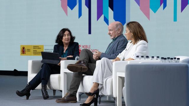 La escritora Elsa Punset, el neurobiólogo Rafael Yuste y la investigadora Ana Maiques en una de las mesas redondas del Digital Future Society del MWC / DAVID ZORRAKINO - EUROPA PRESS