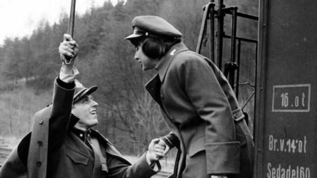 Fotograma de 'Trenes rigurosamente vigilados' de Jiri Menzel