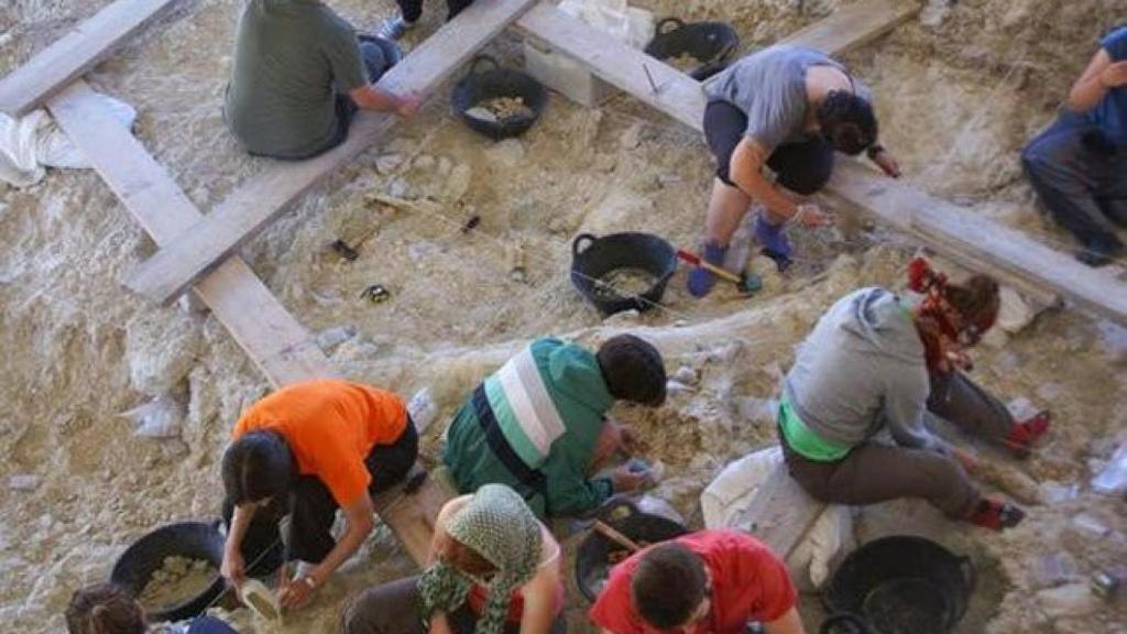 En el centro de la imagen, tomada en el yacimiento de Fuente Nueva 3, puede observarse una defensa de mamut.