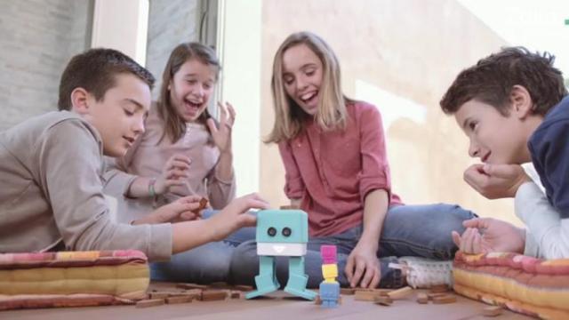 Un grupo de niños juega con el robot Zowi