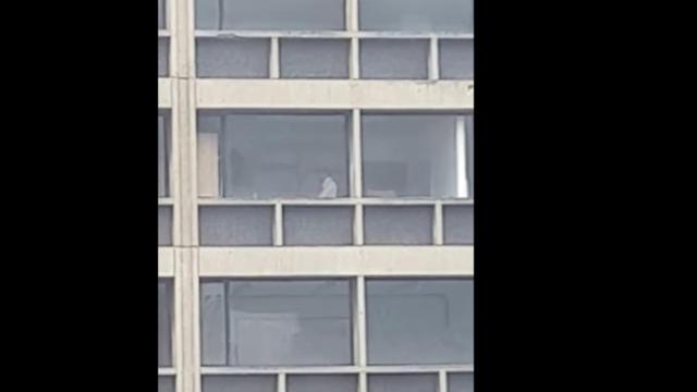 Una pareja mantuvo relaciones sexuales en un aula / Youtube