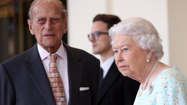 El príncipe de Reino Unido, Felipe de Edimburgo, junto a su mujer, la reina Isabel II / EP