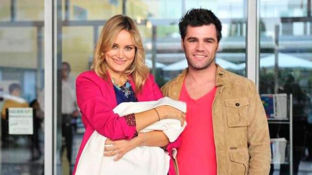 Alba Carillo y Fonsi Nieto presentan a su hijo en una imagen de archivo / CD