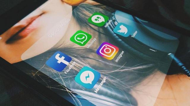Terminal con Facebook, Instagram y Whatsapp / PIXABAY