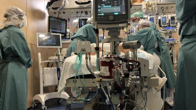 Profesionales sanitarios atienden a un paciente ingresado en la uci del hospital Vall d’Hebron / EP