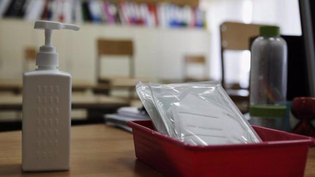 Un bote de gel desinfectante y varias mascarillas / EP