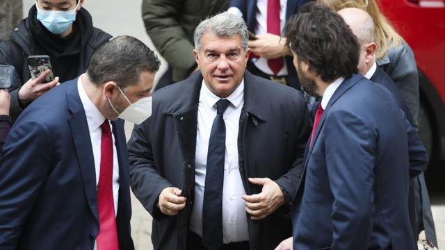 Joan Laporta, junto a Jordi Cruyff y Jordi Finestres, en la comida de directivos del clásico de la 2021-22 / EFE