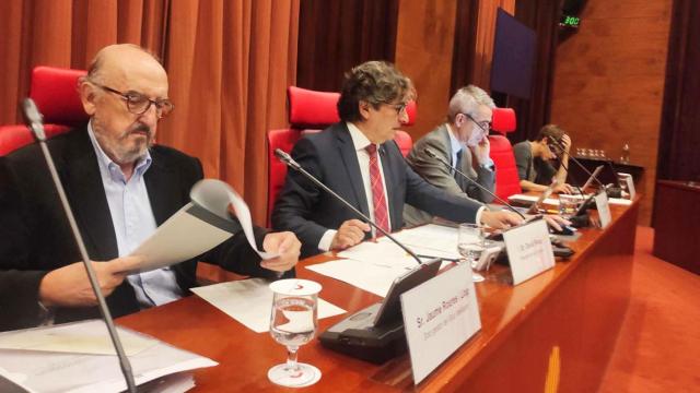 Jaume Roures (i), presidente ejecutivo de Mediapro, en el Parlament hoy / CG