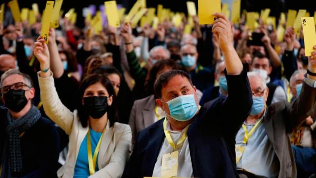 Las bases de ERC, con Junqueras al frente, aprueban su hoja de ruta hacia la independencia en una imagen de archivo / EFE
