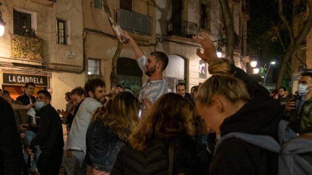 Grupos de personas festejan y hacen botellón en Cataluña / Lorena Sopêna (EP)