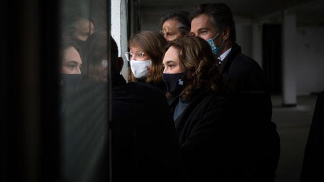 Ada Colau, alcaldesa de Barcelona, durante la visita a la antigua fábrica Mercedes-Benz ayer / EFE