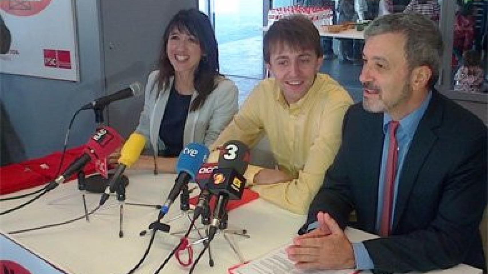 Javi López, flanquejat per l'alcaldessa de Santa Coloma, la tembé socialista Núria Parlon, i l'alcaldable del PSC a Barcelona, Jaume Collboni