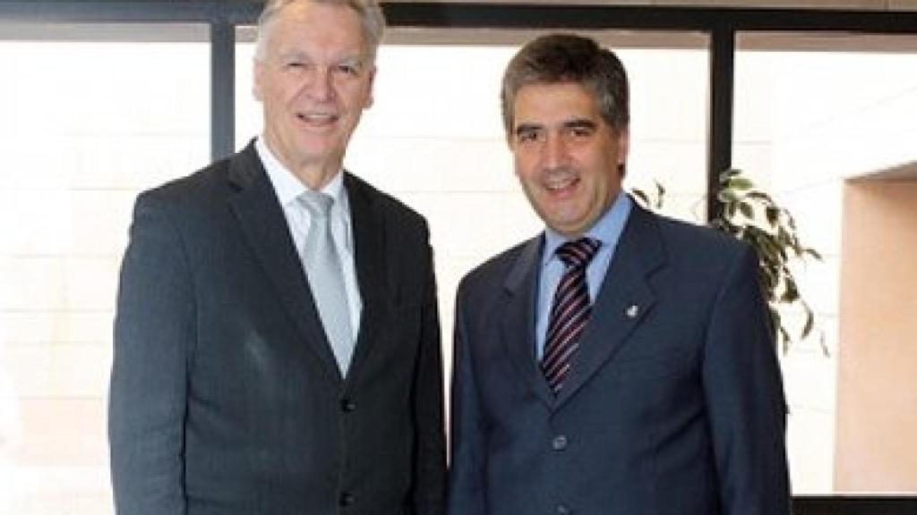 Cosidó (derecha) y un miembro de la Oficina Federal de Investigación Criminal alemana