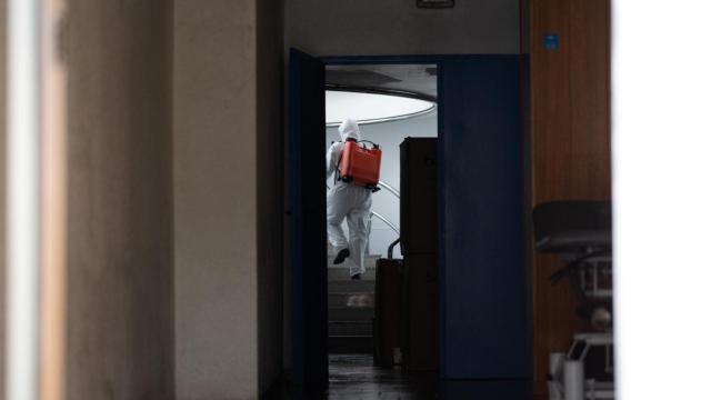 Un militar de la UME desinfecta residencias de ancianos en Cataluña / EP