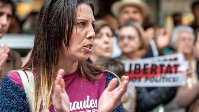 La hermana del rapero Valtonyc, en una protesta contra la sentencia por sus canciones / EFE