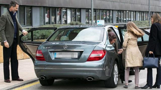 El jefe de Estado, Felipe VI (i), la princesa Leonor y la reina Letizia, en el hospital madrileño hoy / EFE