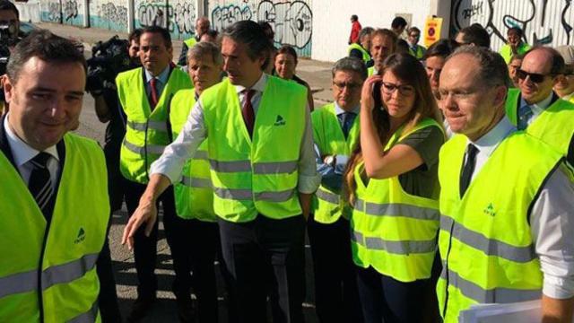 El ministro de Fomento, Íñigo de la Serna, y la teniente de alcalde de Barcelona, Janet Sanz, en las obras de La Sagrera / EP