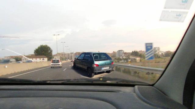 Montaje de un coche 'fantasma' en una vía como la AP-7 / CG
