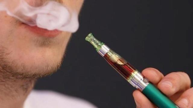 Un consumidor de cigarrillos electrónicos / EP