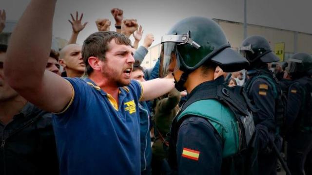 Guardias civiles durante el referéndum del 1-O / EFE