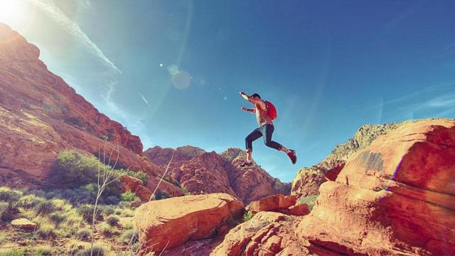 Hombre haciendo senderismo / PIXABAY