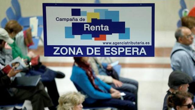 Ciudadanos esperan para ser atendidos en una delegación de Hacienda / EFE