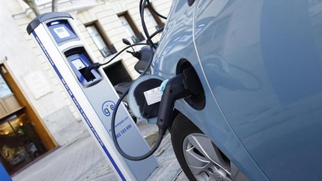 Un automóvil eléctrico en un punto de recarga / EP