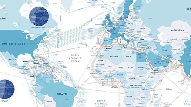 Entramado de cables submarinos que acercan el internet por mar / Telegeography